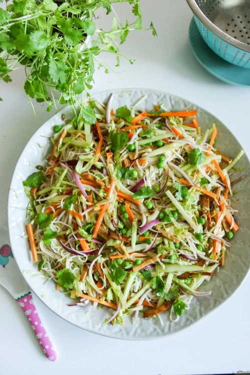 Sałatka z makaronem ryżowym